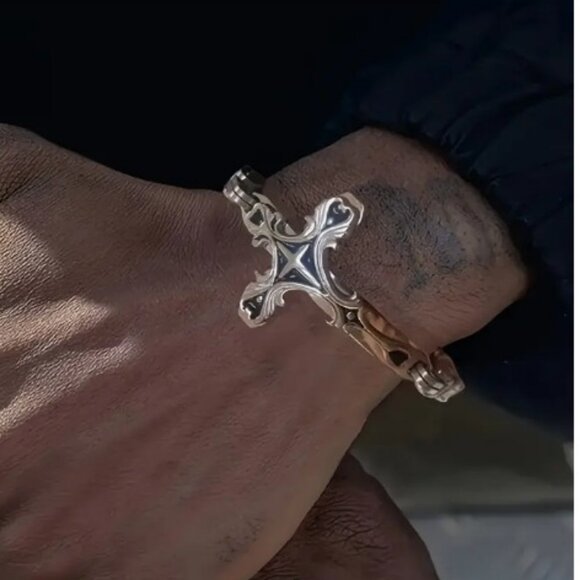 NWT MENS STAINLESS STEEL CROSS BRACELET - Picture 1 of 5